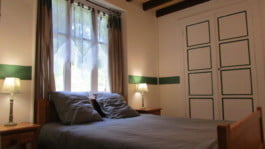 Chambre d'hôtes : lit, placard, tables et lampes de chevet