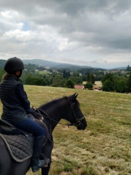 Jeune cavalière regardant les paysages de Vollore Montagne