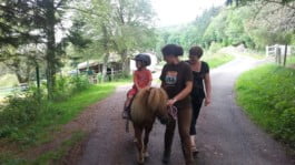 Un enfant faisant une balade à poney